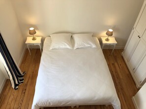 4 habitaciones, tabla de planchar con plancha y cuna de viaje