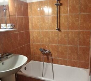 Bathtub, hair dryer, towels, soap - Το φιλόξενο διαμέρισμα της Σόνιας στην Καλλιθέα (Kallithea-Athens)