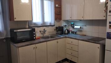 Fridge, oven, coffee/tea maker, electric kettle