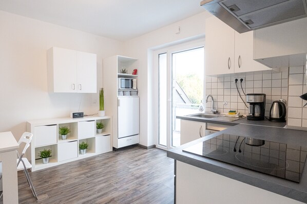 Een koelkast, een magnetron, een oven, een kookplaat