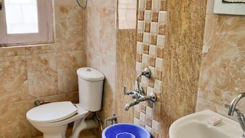 Standardzimmer | Badezimmer | Dusche, kostenlose Toilettenartikel, Hausschuhe, Bidet