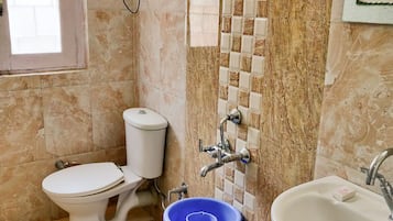 Standardzimmer | Badezimmer | Dusche, kostenlose Toilettenartikel, Bidet, Handtücher