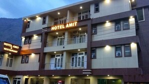 Un immeuble à plusieurs étages sur lequel on peut lire l’inscription : « HÔTEL AMIT ET RESTAURANT ».