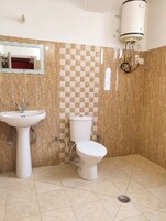 Habitación Premier | Baño | Ducha, artículos de higiene personal gratuitos, zapatillas y bidé