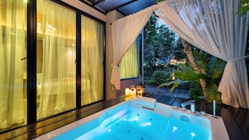 Honeymoon Suite | Private spa tub