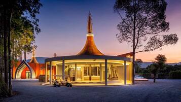 Fachada da propriedade à noite