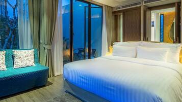 Honeymoon Suite | Minibar, in-room safe, desk, soundproofing