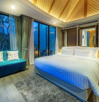 Honeymoon Suite | Minibar, in-room safe, desk, soundproofing