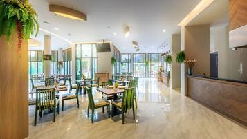 Café da manhã com buffet grátis todos os dias