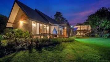 Family Villa Jacuzzi | 露台/庭院