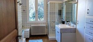Combined shower/bathtub - Quiet villa with swimming pool and wooded garden, sleeps 10 to 12. (CORNILLON CONFOUX)