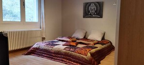 3 bedrooms, iron/ironing board, WiFi, bed sheets