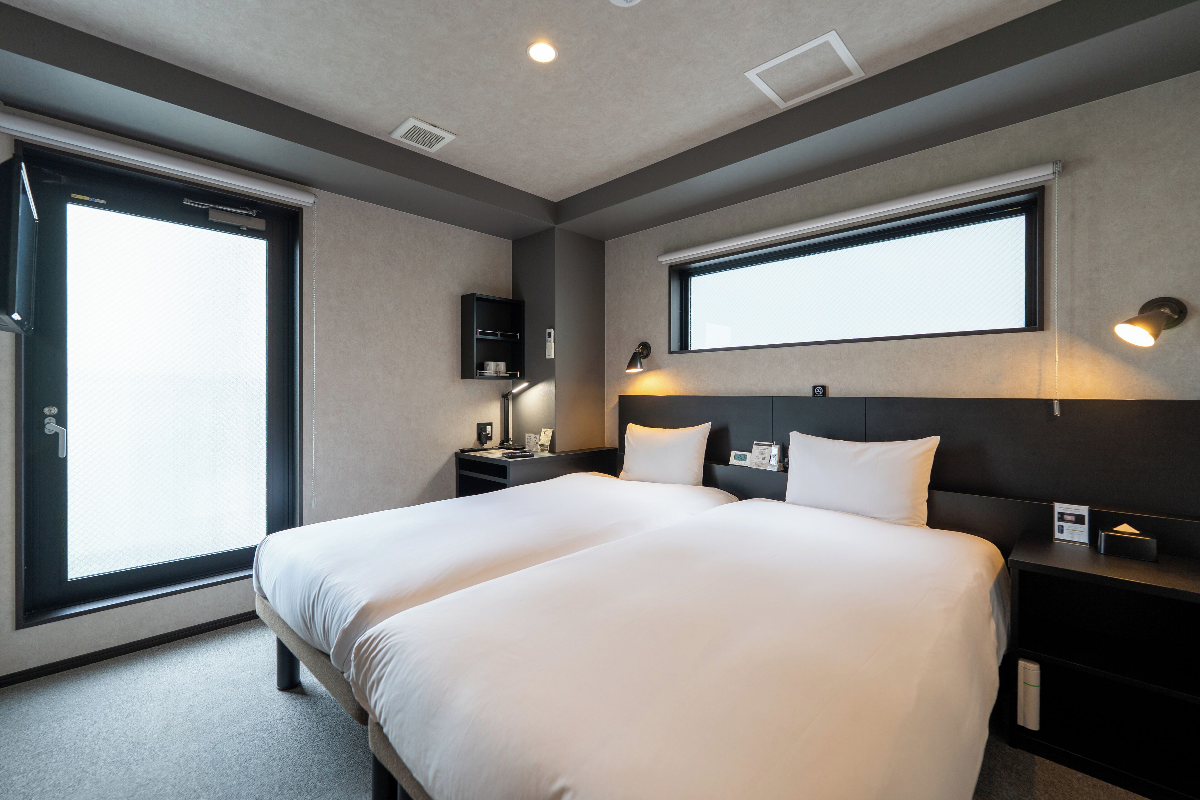 hollywood-twin room | 1 bedroom, in-room safe, desk, laptop workspace