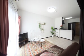 Apartamento luxo, 1 quarto | Sala de estar | TV