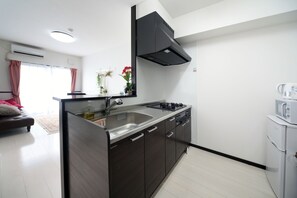 Apartamento luxo, 1 quarto | Cozinha privada | Geladeira, micro-ondas, cooktop, chaleira elétrica