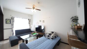 Apartamento executivo, 1 quarto | Área de estar | TV