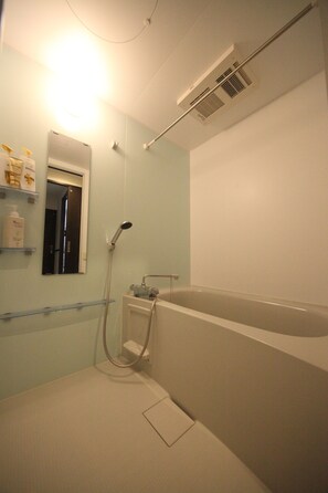 Regadera, secadora de cabello, toallas, jabón 