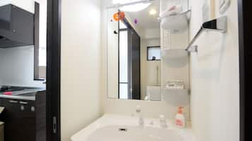 Deluxe Apartment, 1 Bedroom | Bathroom sink