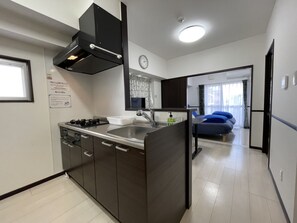 Refrigerador, microondas, placa de cocina, tetera/pava eléctrica