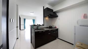 Apartamento, 1 quarto | Cozinha americana privada | Geladeira, micro-ondas, cooktop, chaleira elétrica
