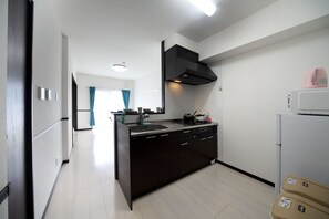 Apartamento, 1 quarto | Cozinha americana privada | Geladeira, micro-ondas, cooktop, chaleira elétrica