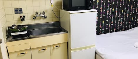 Habitació doble bàsica, 1 dormitori | Cuina privada | Frigorífic, microones i placa de cuina