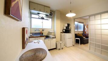 Apartment, 1 Bedroom | Dapur kecil peribadi | Peti sejuk, ketuhar gelombang mikro, dapur, cerek elektrik