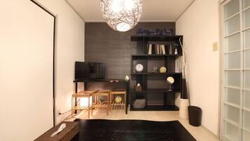 Apartment, 1 Bedroom | Ruang tamu | TV