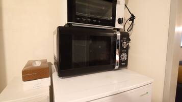 Apartment, 1 Bedroom | Dapur kecil peribadi | Peti sejuk, ketuhar gelombang mikro, dapur, cerek elektrik