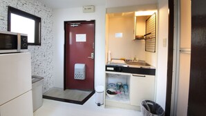 Apartemen, 1 kamar tidur | Dapur kecil pribadi | Lemari es, microwave, kompor, dan ketel listrik