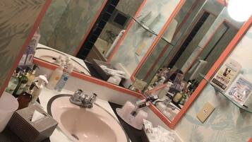 Quarto casal, para fumantes | Pia do banheiro