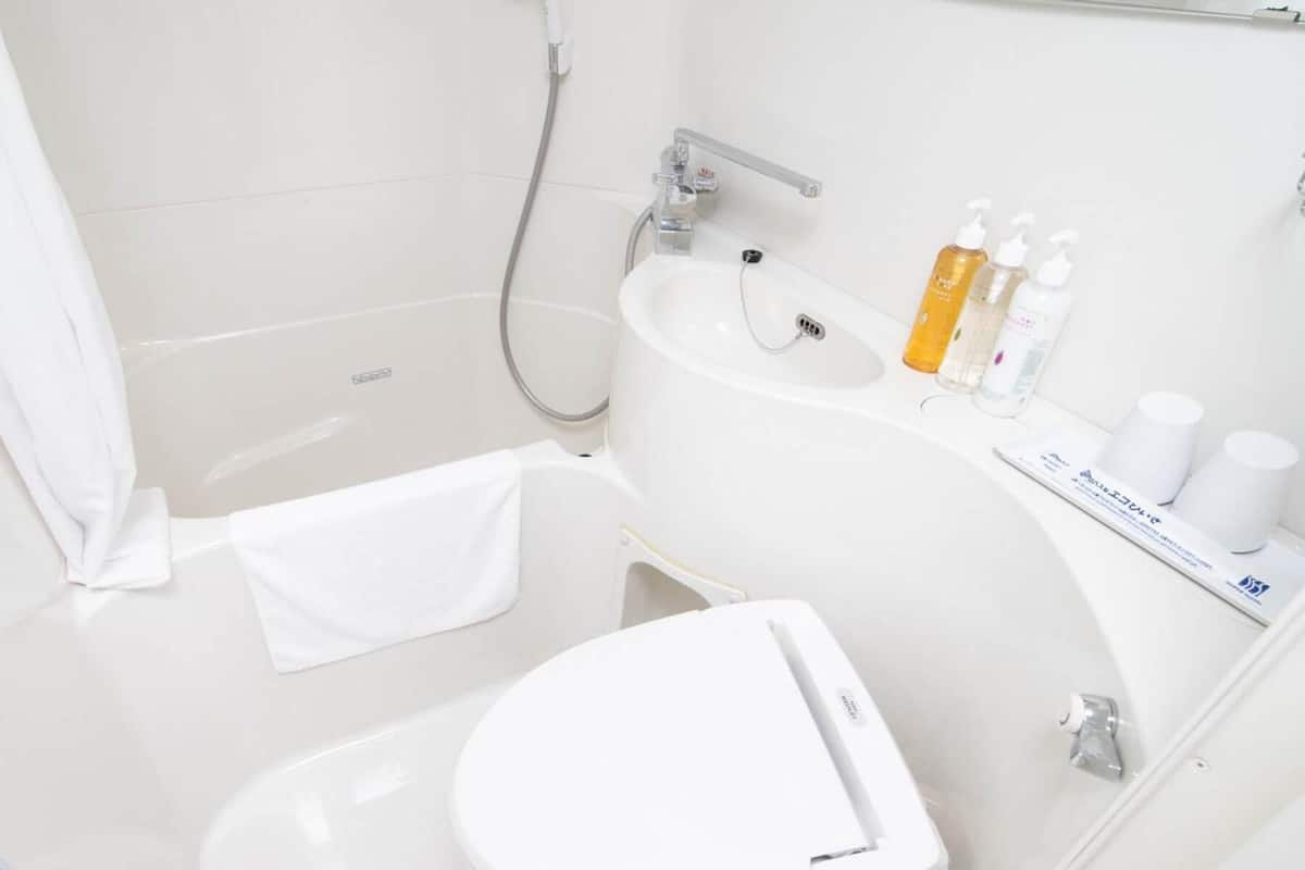 combined shower/bathtub, free toiletries, hair dryer, slippers