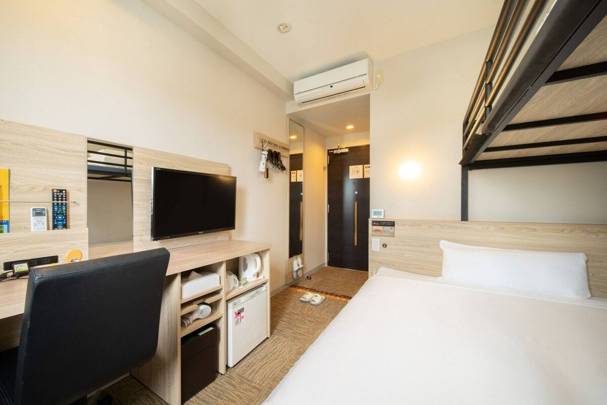 super room (1 double bed + 1 loft bed) | 1 bedroom, desk, free wifi, bed sheets