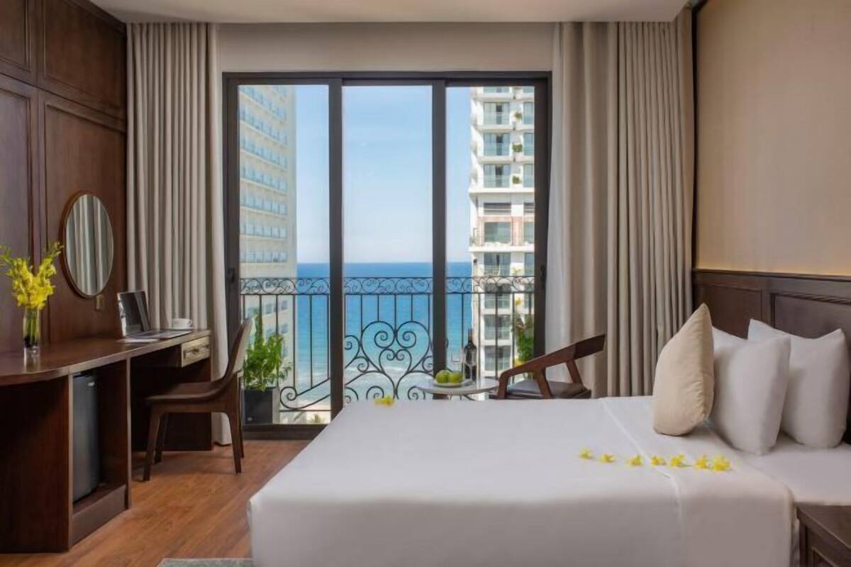 Bộ đồ giường cao cấp, nệm có lớp đệm bông, minibar 