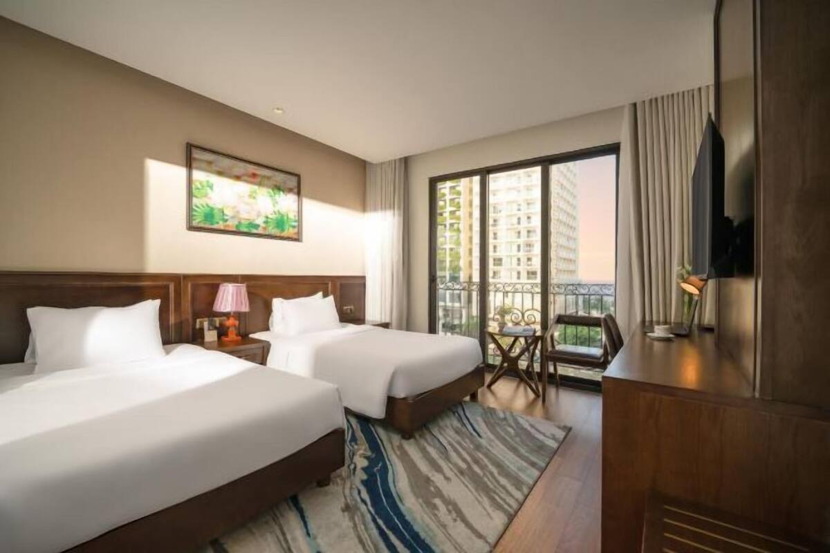 Bộ đồ giường cao cấp, nệm có lớp đệm bông, minibar 