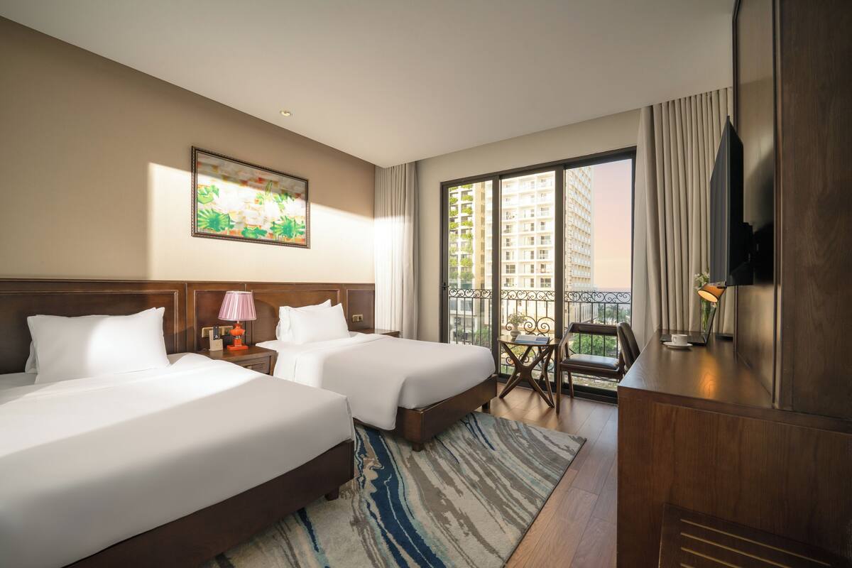 Bộ đồ giường cao cấp, nệm có lớp đệm bông, minibar 