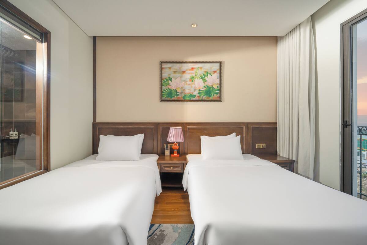 Bộ đồ giường cao cấp, nệm có lớp đệm bông, minibar 
