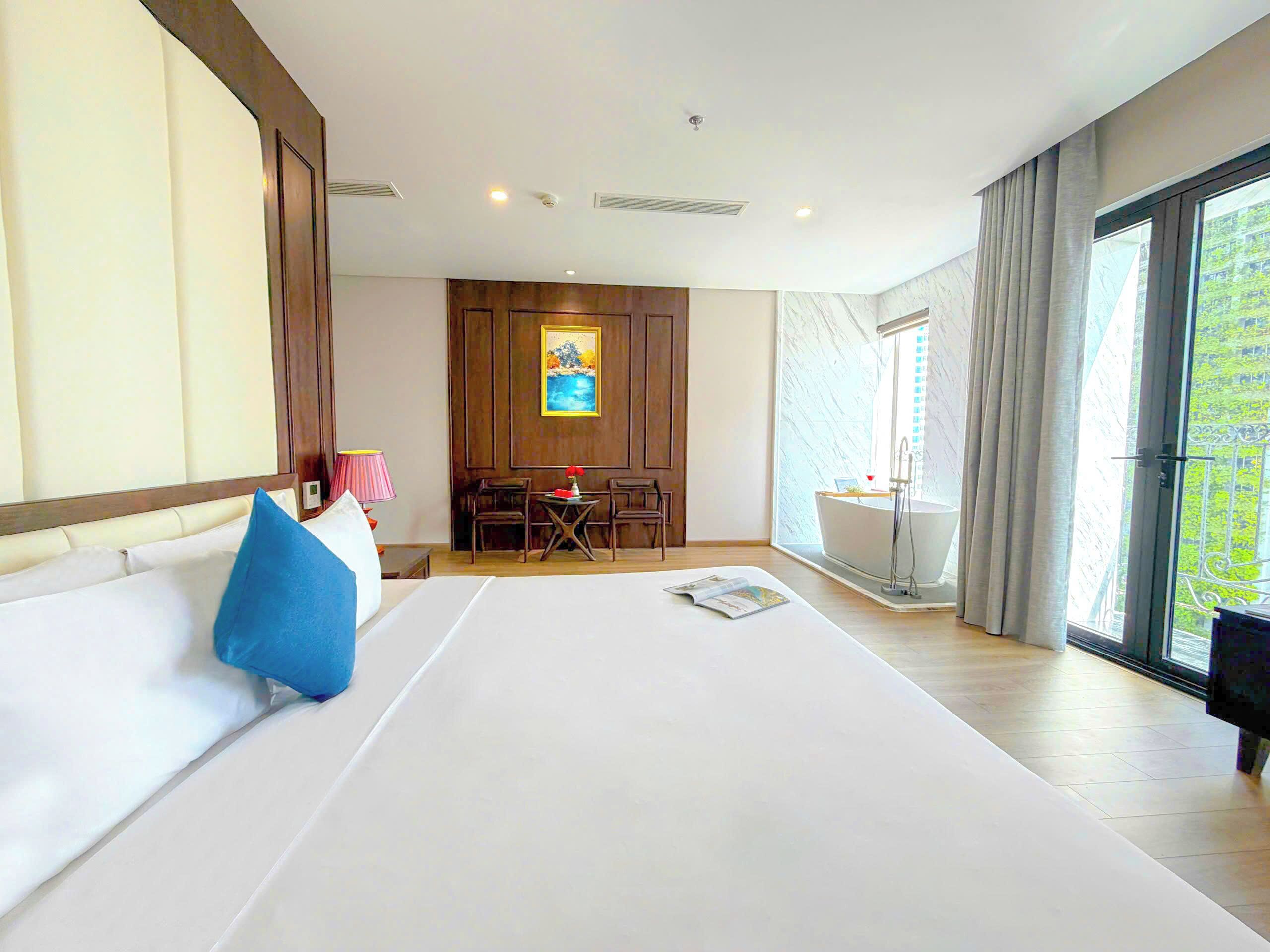 行政套房, 1 张特大床, 浴缸, 海景 (Balcony, Afternoon Tea) | 高档床上用品、加厚床垫、迷你吧、客房内保险箱