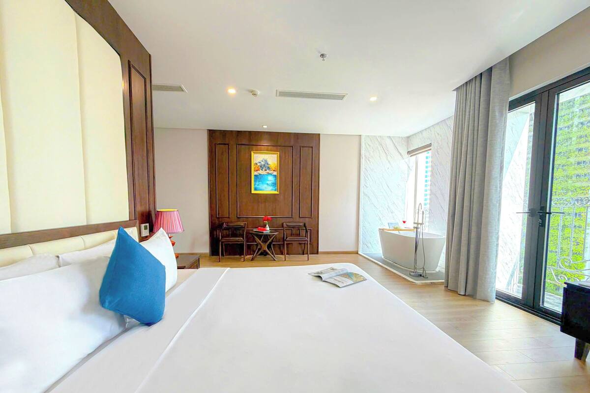 Executive Sea View King Suite with Bathtub & Balcony - Afternoon Tea Included | Bộ đồ giường cao cấp, nệm có lớp đệm bông, minibar 