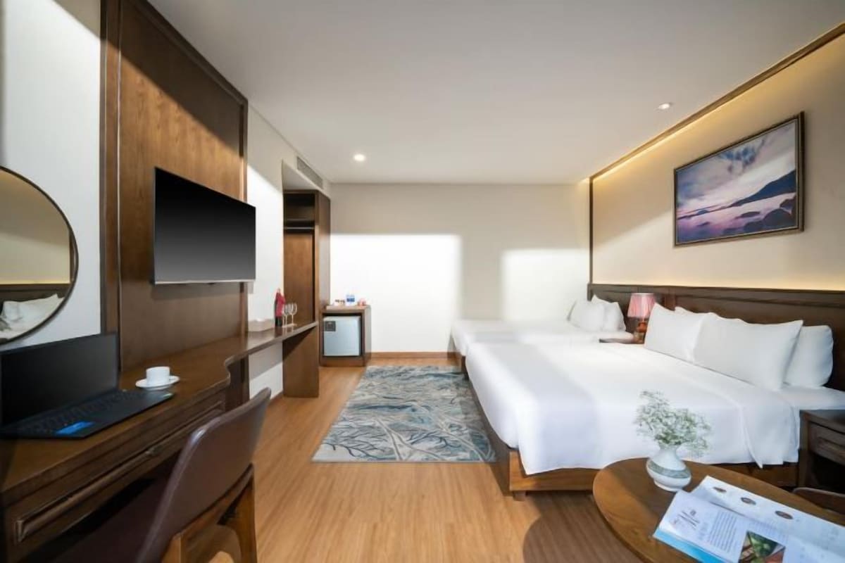 Premium bedding, pillow-top beds, minibar, in-room safe