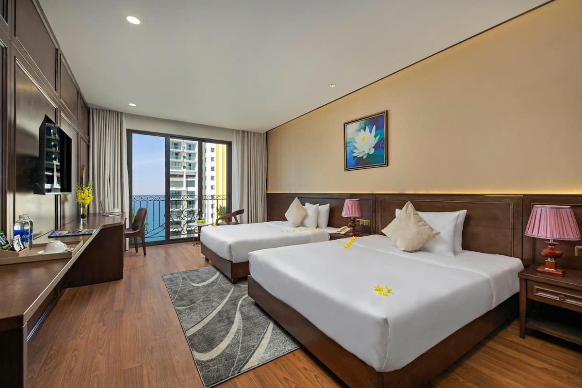 Ropa de cama de alta calidad, colchones con pillow-top y minibar