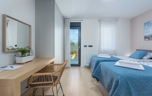 4 bedrooms, iron/ironing board, WiFi, bed sheets