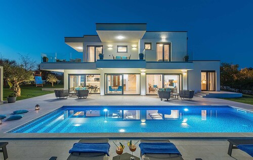 Newly built contemporary villa for 8 with heated pool