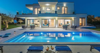 Newly built contemporary villa for 8 with heated pool