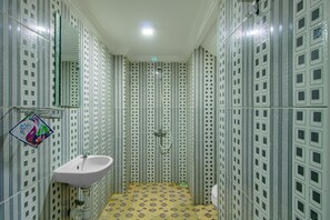 VIP | Baño | Ducha, artículos de higiene personal gratuitos, toallas y jabón
