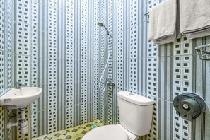 Ducha, artículos de higiene personal gratuitos, toallas y jabón