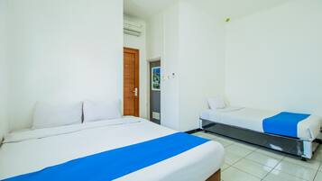 Family Room | Desk, free WiFi, bed sheets