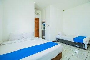 Family Room | Desk, free WiFi, bed sheets - Ian JK Hotel Benda Tangerang (Tangerang)