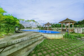 Outdoor pool - OYO 90230 Skyland Bogor Valley (Bogor)