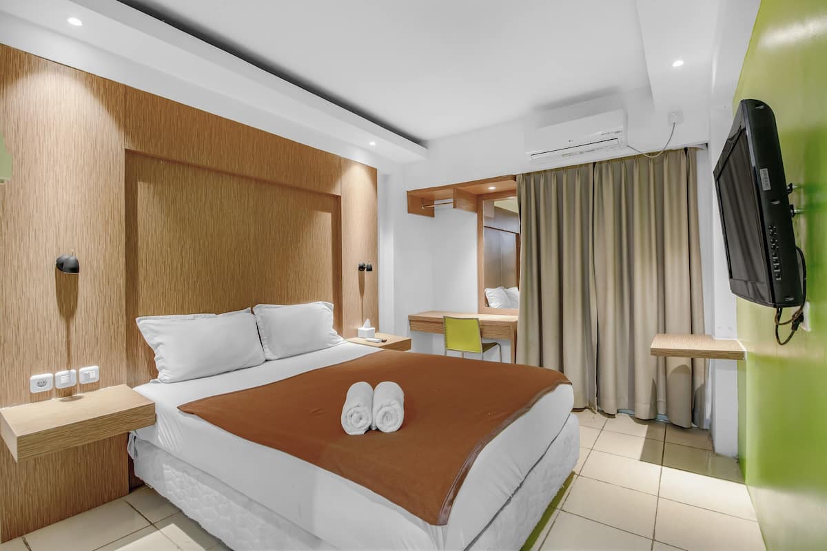 Quarto superior | Escrivaninha, roupa de cama